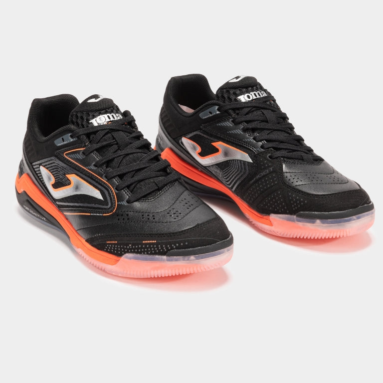 Pair of JOMA Gambeta 2501 futsal shoes in black, angled view highlighting lightweight design and ventilation system.