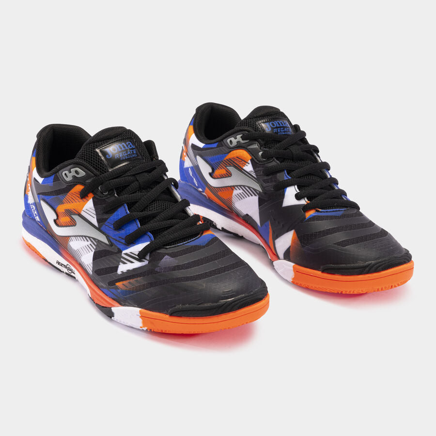 Pair of JOMA Regate Rebound 2401 futsal shoes in black and royal, angled view showing thermosealed adjustment and flexible design.