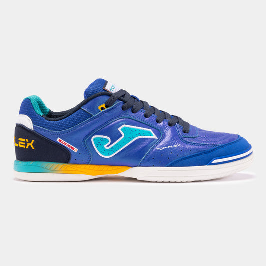 Side view of JOMA Top Flex 2404 futsal trainer in royal blue, made with a flexible leather upper and abrasion-resistant sole.